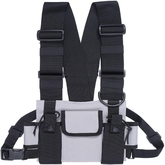 Crossbody tas voor sport met bretels, met meerdere zakken en verstelbare bandjes, gemaakt van waterafstotend materiaal, geïsoleerd op een witte achtergrond.