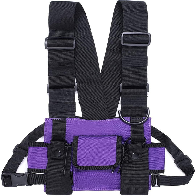 Laad afbeelding in Galerijviewer, Een paarse en zwarte Crossbody tas voor sport gemaakt van waterbestendig materiaal, met meerdere zakjes en verstelbare schouderbanden, geïsoleerd op een witte achtergrond.
