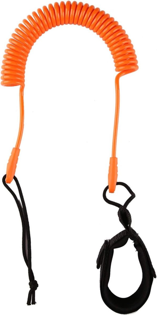 Een opgerolde SUP leash, bestaande uit een oranje touw met daaraan een zwart koord, zorgt voor comfort tijdens watersportactiviteiten.