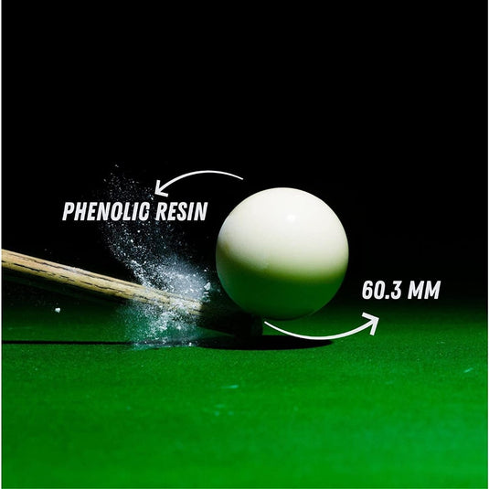 Een speelbal op een groene snookertafel, die balcontrole demonstreert tijdens een biljartspel. Verbeter je biljartspel met onze hoogwaardige speelbal voor biljart.