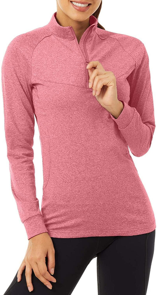 Een vrouw draagt een roze Ervaar ultiem comfort en stijl met ons hardloopshirt voor dames.