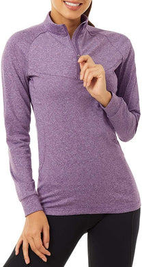 Een vrouw poseert in een Ervaar ultiem comfort en stijl met ons dames hardloopshirt in paars.