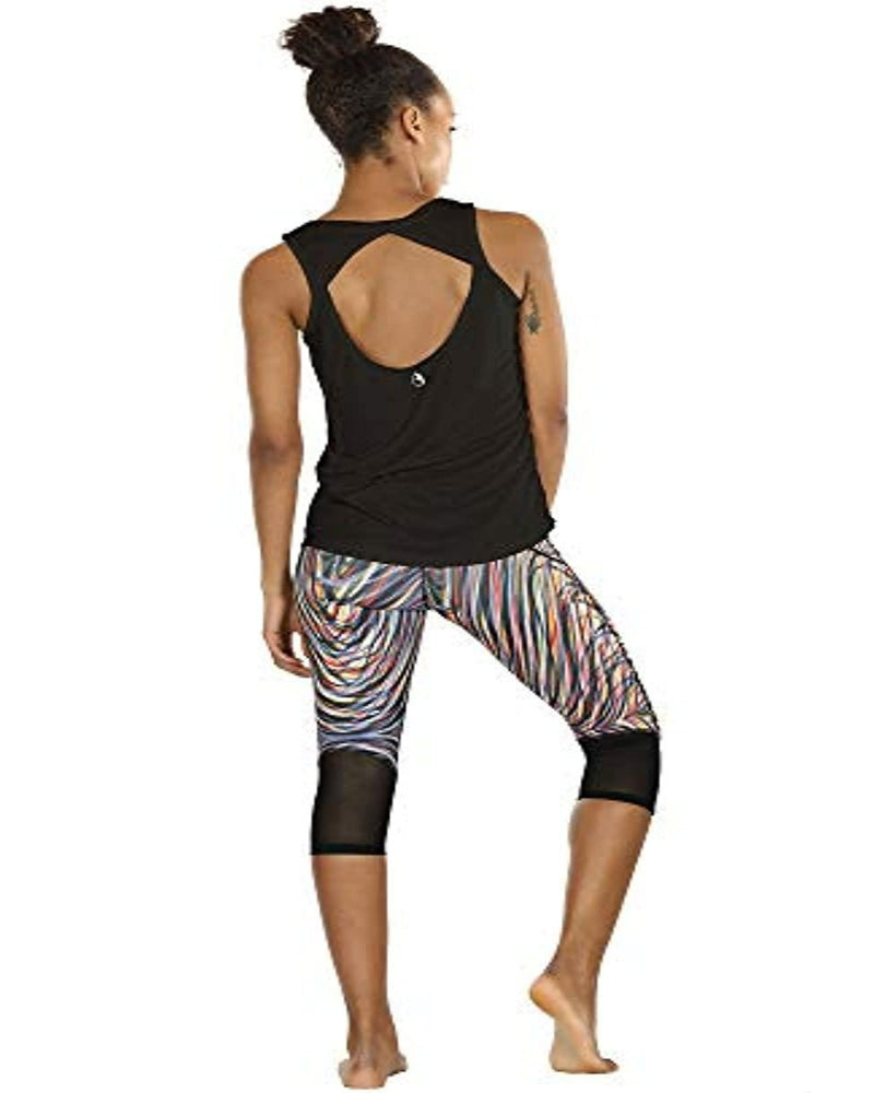 Laad afbeelding in Galerijviewer, Een vrouw die een Comfortabele dames sporttop voor dagelijks gebruik en een legging met zebraprint draagt, genietend van het ademend vermogen en de bewegingsvrijheid.
