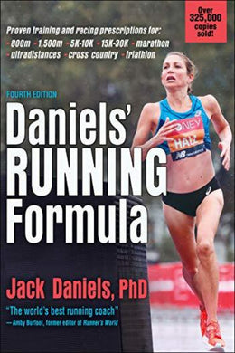 Vrouwelijke hardloper midden op een racebaan die op de cover van Daniels' Running Formula-boek staat, met deskundig trainingsadvies van Jack Daniels, PhD.