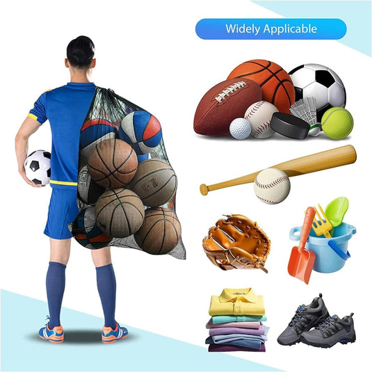 Een man houdt De ideale ballentas voor elke sporter vol sportuitrustingartikelen vast.
