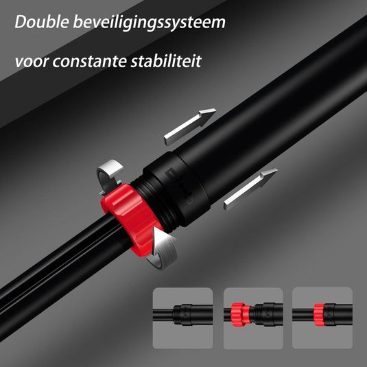 Close-up van een zwarte De optrekstang die je thuis een complete workout geeft met een dubbel vergrendelingsmechanisme, rood gemarkeerd voor veiligheid en stabiliteit, op een donkere achtergrond met tekst in het Nederlands.