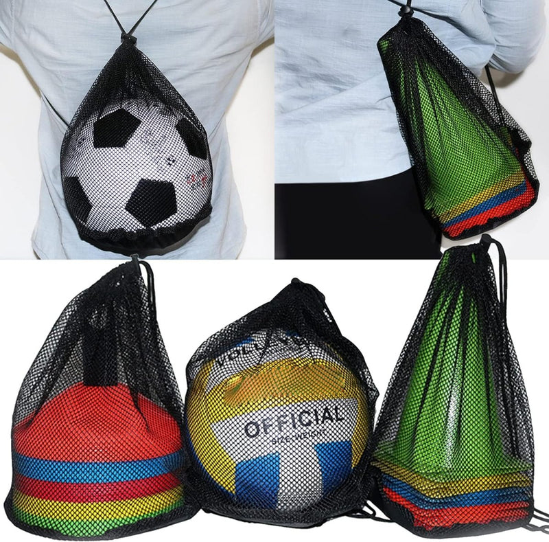 Laad afbeelding in Galerijviewer, Een collage van een persoon die sportballen draagt in De voetbaltas die je nodig hebt om je team te laten winnen, gemaakt van duurzaam nylon, met close-ups van verschillende gekleurde ballen, inclusief voetballen in soortgelijke tassen.
