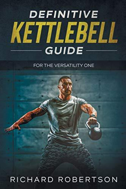 Fitnessinstructeur demonstreert een definitieve Kettlebell-gids: voor de veelzijdigheid Eén trainingsoefening op de omslag van een trainingsgids.