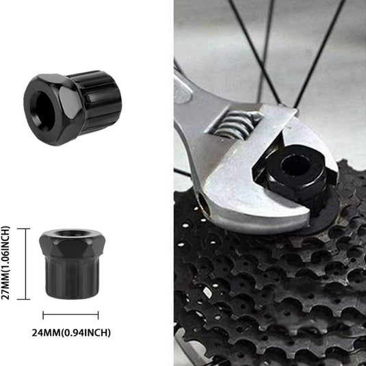 Een foto van een fietswiel met een fietswielmoer naast een Fietsketting gereedschapset: alles wat je nodig hebt voor een soepele fietsrit tool.