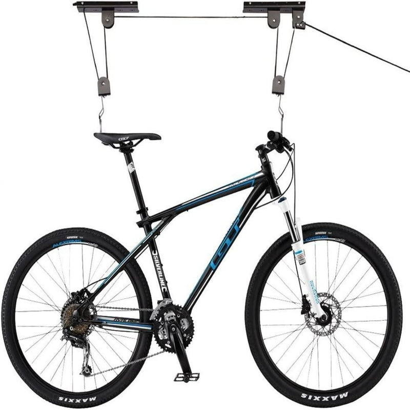 Laad afbeelding in Galerijviewer, Een ruimtebesparende Optimaliseer uw ruimte en bescherm uw fiets met de innovatieve fietslift met een hangende fiets op een witte achtergrond.
