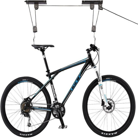 Een ruimtebesparende Optimaliseer uw ruimte en bescherm uw fiets met de innovatieve fietslift met een hangende fiets op een witte achtergrond.