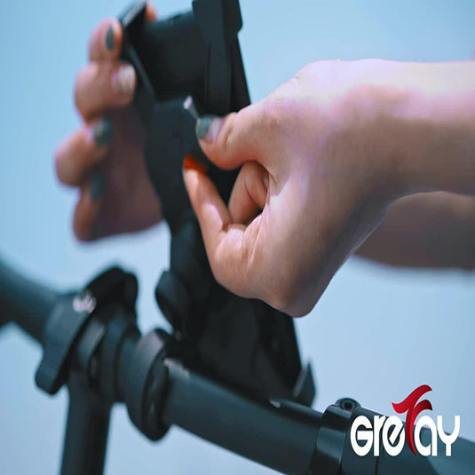 Een persoon definitief de ultieme stevige fiets telefoonhouder voor veilig fietsplezier met universele compatibiliteit aan het fietsstuur.