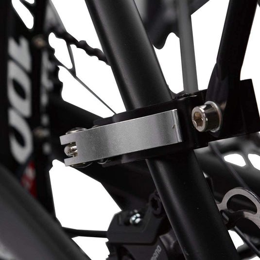 Een close-up van een mountainbike met een metalen beugel, met de Ontdek de ultieme fietsbagagedrager voor mountainbike - Efficiënt en betrouwbaar en universele compatibiliteit.
