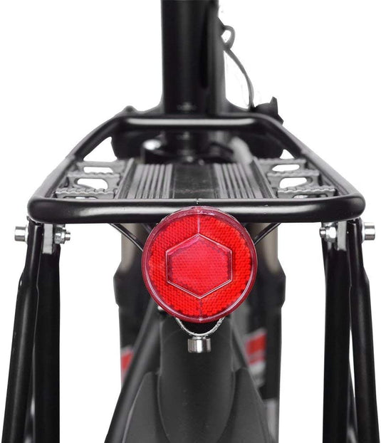 Een rood licht bevestigd aan de achterkant van een fiets met universele compatibiliteit. Deze Ontdek de ultieme fietsbagagedrager voor mountainbike - Efficiënt en betrouwbaar is geschikt voor mountainbikes en kan eenvoudig aan de fietsbagagedrager worden bevestigd.