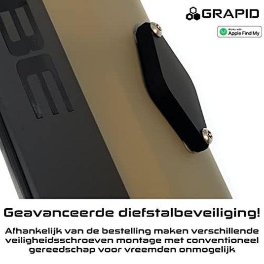 Close-up van een beige elektronisch apparaat met een zwart handvat, voorzien van beveiligingsschroeven, met het opschrift "Bescherm je fiets met de ultieme fietshouder AirTag diefstalbeveiliging" in het Nederlands voor een AirTag.