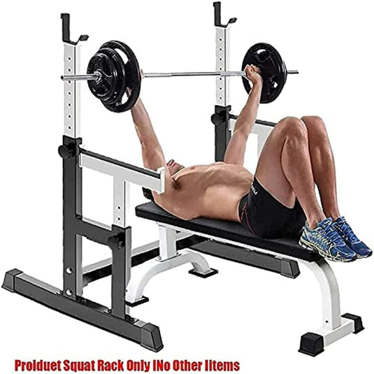 Een man doet squats op een Versterk je lichaam en geest met de ultieme thuisgym: Squat rack, halterrek en Bench Press in één! bank.