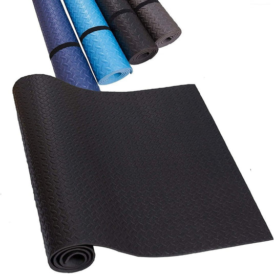 Opgerolde sportmatten voor elke training in blauw, grijs en zwart gemaakt van hoogwaardige materialen met structuurpatronen op een witte achtergrond.
