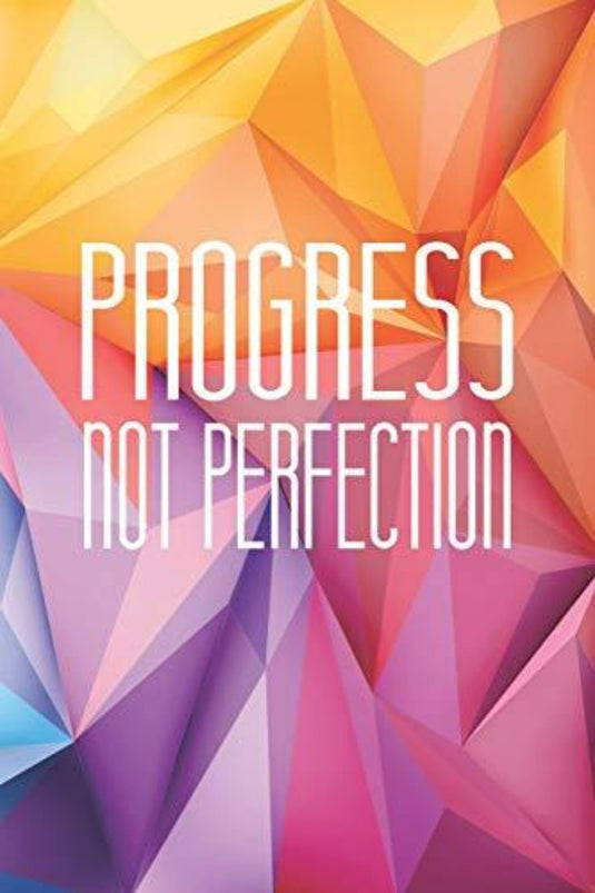 Motiverende quote 'vooruitgang, geen perfectie' op een kleurrijke geometrische achtergrond, perfect voor uw fitnessdagboek en gewichtheflogboek.