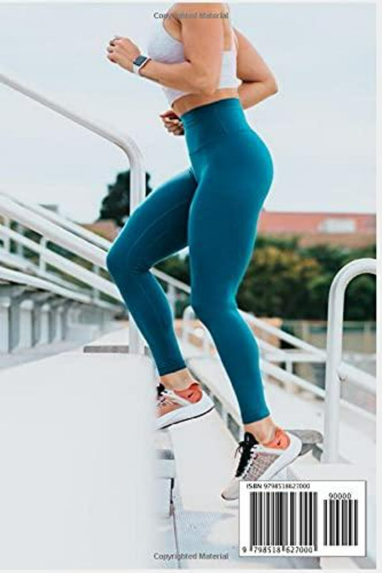Vrouw in sportkleding rent witte buitentrap op met een Fitness Mate/Fitness Planner.