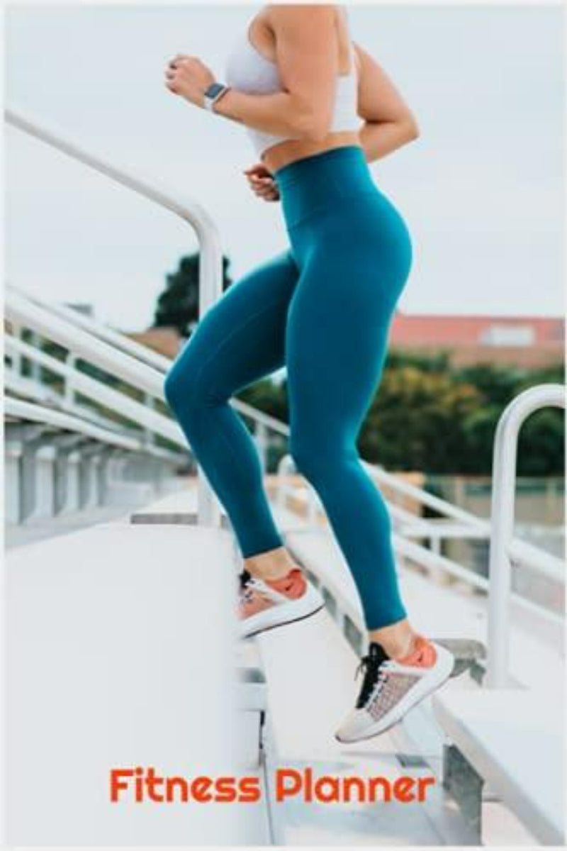 Laad afbeelding in Galerijviewer, Vrouw in blauwe legging en witte tanktop die buiten de trap op jogt, met de tekst &quot;Fitness mate&quot; onderaan.

