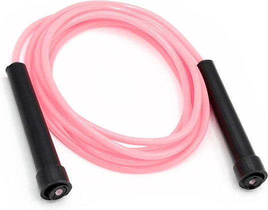 Een roze en zwart verstelbaar Fitness springtouw voor ultieme workouts en vetverbranding op een witte achtergrond.