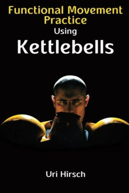 Man met kettlebells met gerichte vastberadenheid op de cover van een boek over functionele bewegingsoefeningen met behulp van Kettlebells.