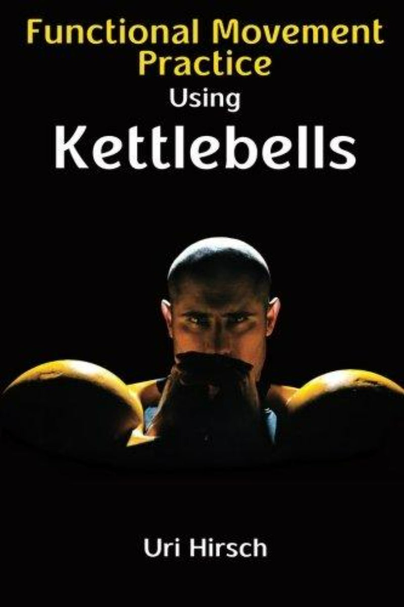 Laad afbeelding in Galerijviewer, Een boekomslag met de titel &quot;Functional Movement Practice Using Kettlebells&quot; van Uri Hirsch, met een man die kettlebells bij zijn gezicht houdt, verlicht tegen een donkere achtergrond.
