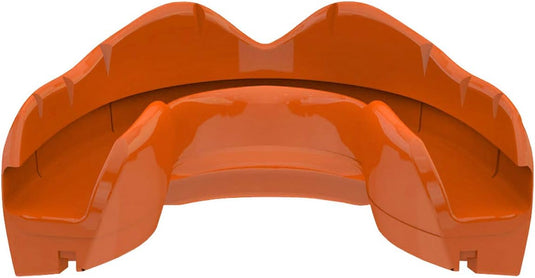 Een close-up van een oranje plastic Bescherm je beugel en je portemonnee met ons bitje voor beugeldragers mondbeschermer.