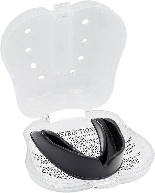 Een zwarte Gebitsbeschermer in een plastic hoesje voor jonge atleten ter bescherming.