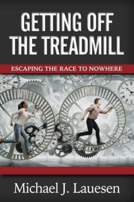 Boekomslag getiteld "Getting off the Treadmill: Escaping the Race to Nowhere" door Mike Lauesen, met twee mensen die van mechanische versnellingen in een leegte springen, wat symbool staat voor de ontsnapping uit een repetitieve cyclus.