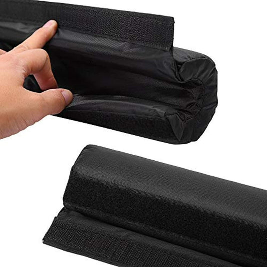Een persoon houdt een zwarte plastic zak vast voor het halterkussen: Bescherm je schouders en verbeter je prestaties.