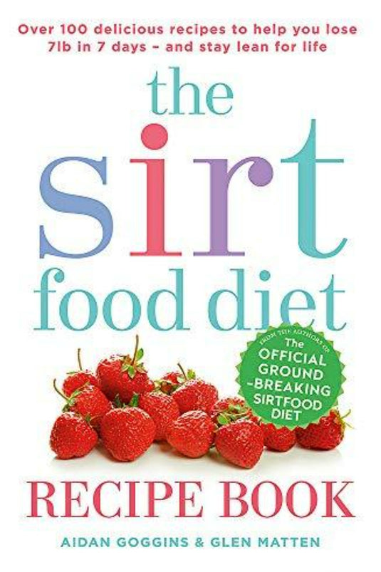 Een cover van "Goggins, A: Sirtfood Diet Recipe Book" met aardbeien en de nadruk op hoe je kunt afvallen en je gezondheid kunt behouden.