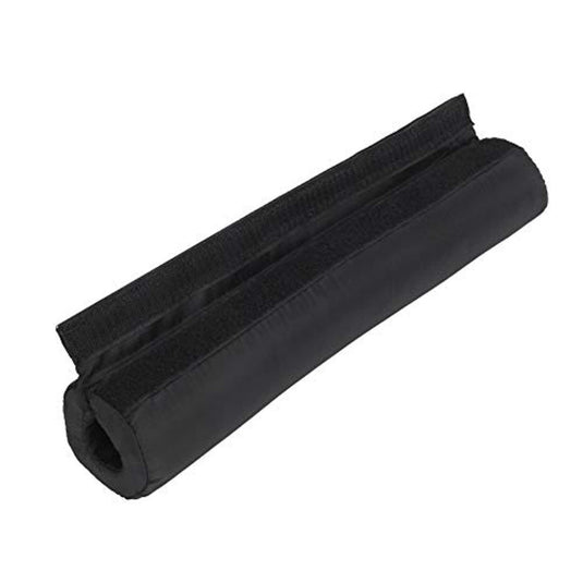 Een zwarte opgerolde handdoek op een witte achtergrond, perfect voor fitnessliefhebbers die op zoek zijn naar een halterpadaccessoire om hun nek en schouders te beschermen.