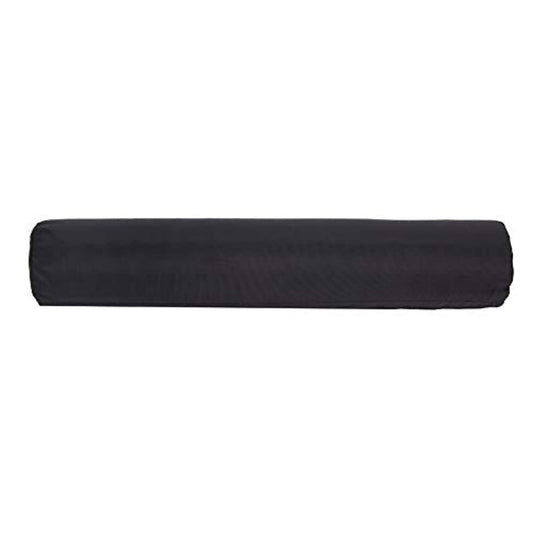 Zwarte opgerolde yogamat op een witte achtergrond, die ook dienst doet als halterpad.