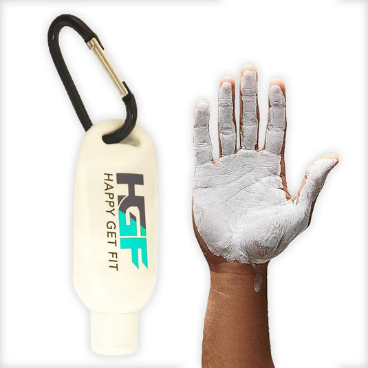 Een hand houdt een sleutelhanger stevig vast, terwijl hij ook de Happygetfit vloeibare magnesium grip vasthoudt: de ultieme grip voor gewichtheffen, crossfit en meer.