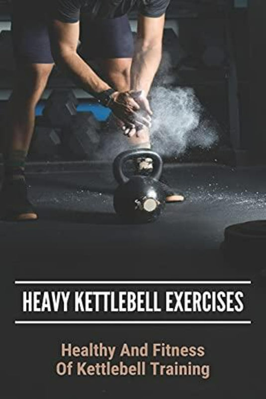 Persoon die een "Zware Kettlebell-oefeningen: gezond en fitheid van Kettlebell-training: Kettlebell-oefeningen voor beginners" vasthoudt in een sportschool met intense focus, getiteld "Krachttraining met zware Kettlebells", waarbij de nadruk wordt gelegd op gezondheid en fitheid.