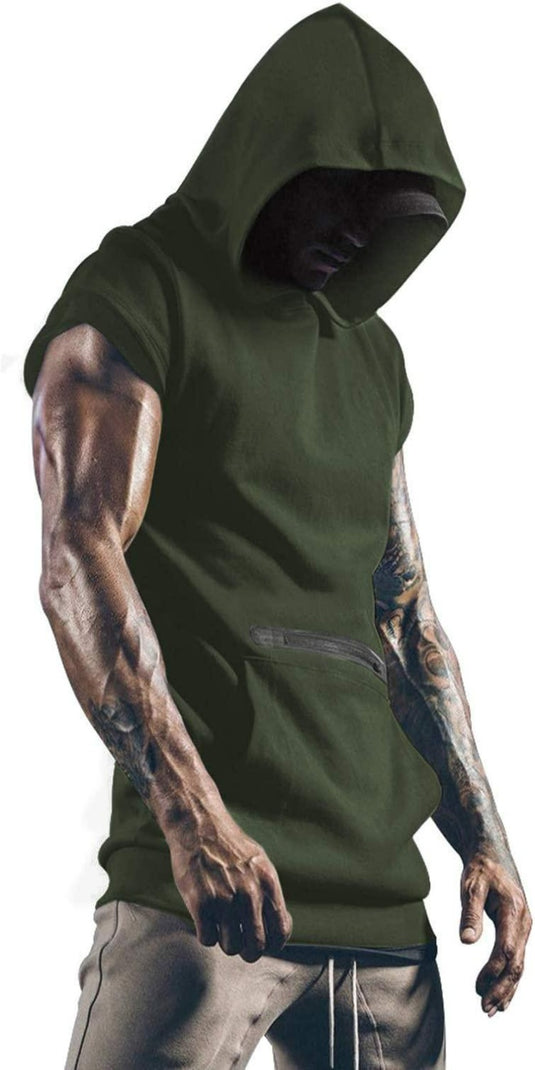 Een gespierde man in een groene gymtanktop voor heren met uitgebreide tatoeages op zijn armen, gezicht verborgen onder de capuchon.