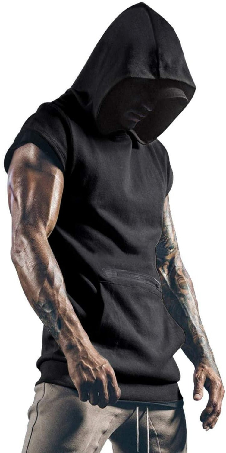 Load image into Gallery viewer, Een gespierde man in een zwarte gymtanktop en -broek, met tatoeages op zijn armen, naar beneden kijkend. Zijn gezicht wordt aan het zicht onttrokken door de capuchon.

