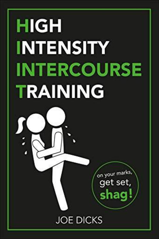 Zin met productnaam: De boekomslag High Intensity Intercourse Training van Joe Dicks heeft een groen en zwart kleurenschema en een afbeelding van een stel dat seksdemonstraties demonstreert.