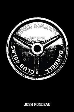 Zwart-witte afbeelding van een halterschijf van de High School Barbell Club met tekst die krachttraining voor middelbare scholieren promoot en een naam onderaan.