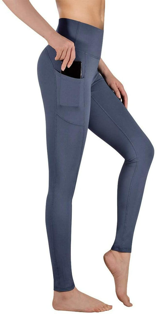 Een vrouw draagt een Hoge taille legging dames - Comfortabele, ondoorzichtige sportlegging voor sport en fitness met een gsm-zakje voor buikcontrole.