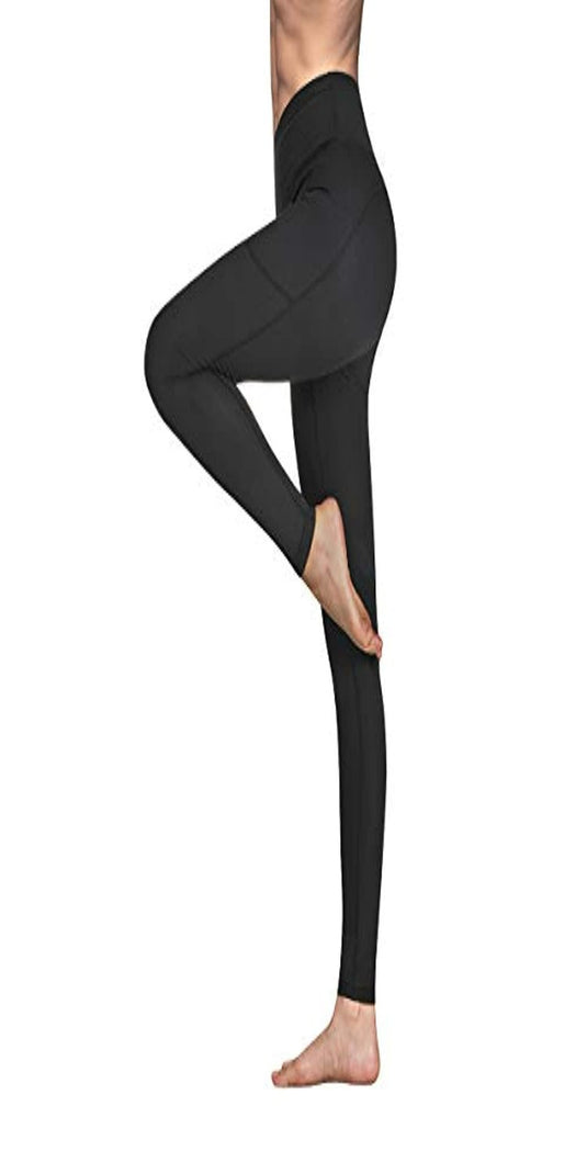 Een persoon in Hoge taille legging dames balancerend op één been in een yogaboom pose tegen een lege achtergrond.