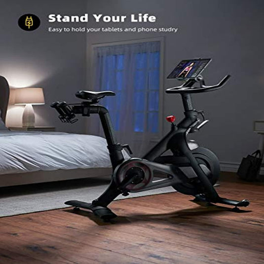 Zin met de productnaam: Loopband en hometrainer tablethouder in een slecht verlichte slaapkamer, die een actieve levensstijl promoot met de slogan "Stand your life.