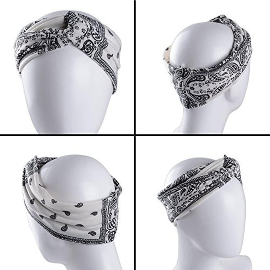 Een stijlvolle paspop met een zwart-witte paisley hoofdband met Bloemenhoofdband: de perfecte toevoegingen aan elke outfitprint.