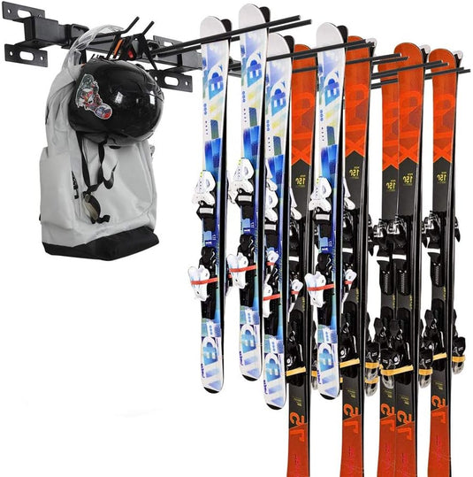 Een Houd je ski's en snowboards veilig en georganiseerd met deze ski- en snowboardhouder met meerdere ski's en een rugzak.