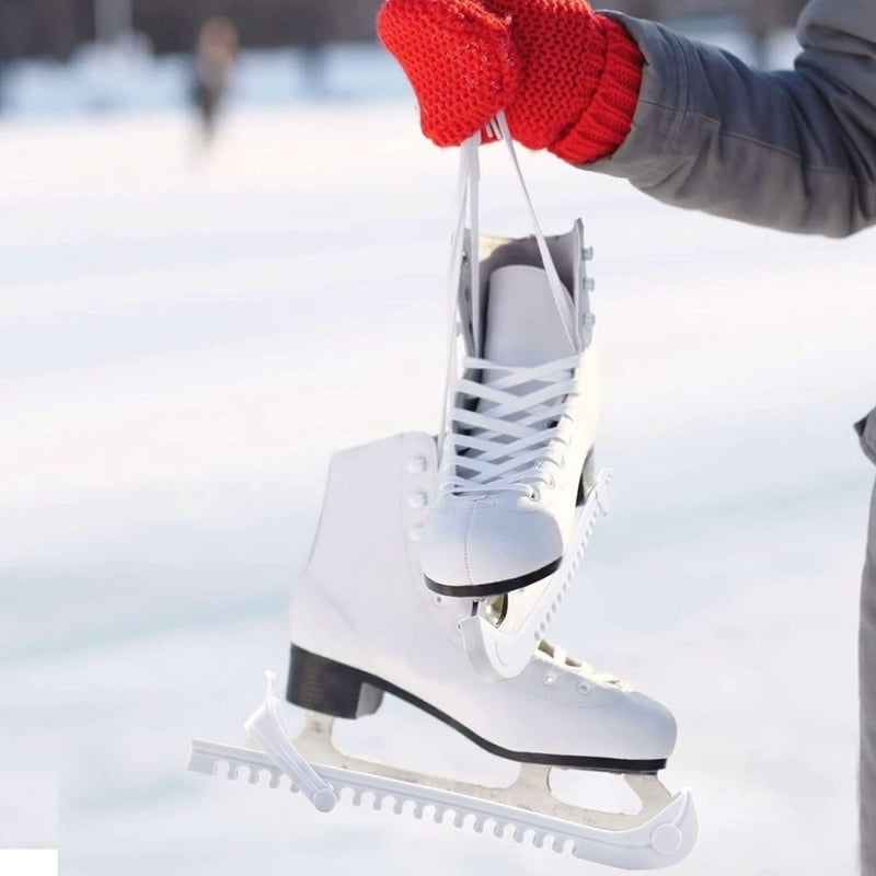 Laad afbeelding in Galerijviewer, Een persoon met Bescherm je schaatsen en verleng hun duurzame met onze duurzame schaatsbeschermers schaatsen die een paar witte schaatsen vasthoudt.

