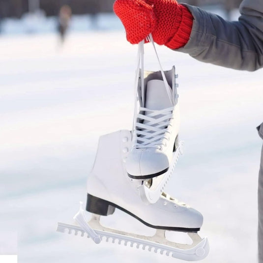 Een persoon met Bescherm je schaatsen en verleng hun duurzame met onze duurzame schaatsbeschermers schaatsen die een paar witte schaatsen vasthoudt.