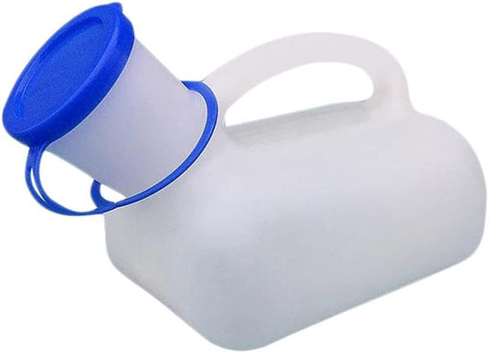 Een witte plastic fles met een blauw deksel, ontworpen om draagbaar en eenvoudig op te zetten: Je maximale noodtoilet: de ultieme oplossing voor noodgevallen.