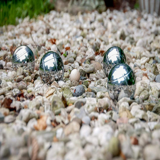 Een set Beleef plezier en verbinding overal met onze hoogwaardige jeu de boules-set! metalen kogels die op de grond liggen, bekend om hun hoogwaardige kwaliteit.