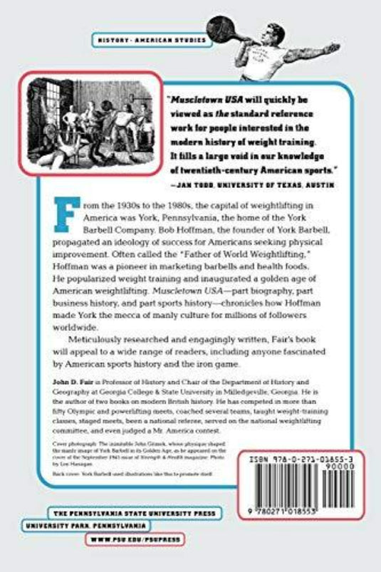 Achterkant van het boek "John D Fair: Muscletown USA", met tekst die de inhoud en recensies van het boek beschrijft, een streepjescode en een afbeelding van een man die aan een tekentafel in York Barbell werkt, ter illustratie van zijn reis in de wereld van gewichtheffen.
